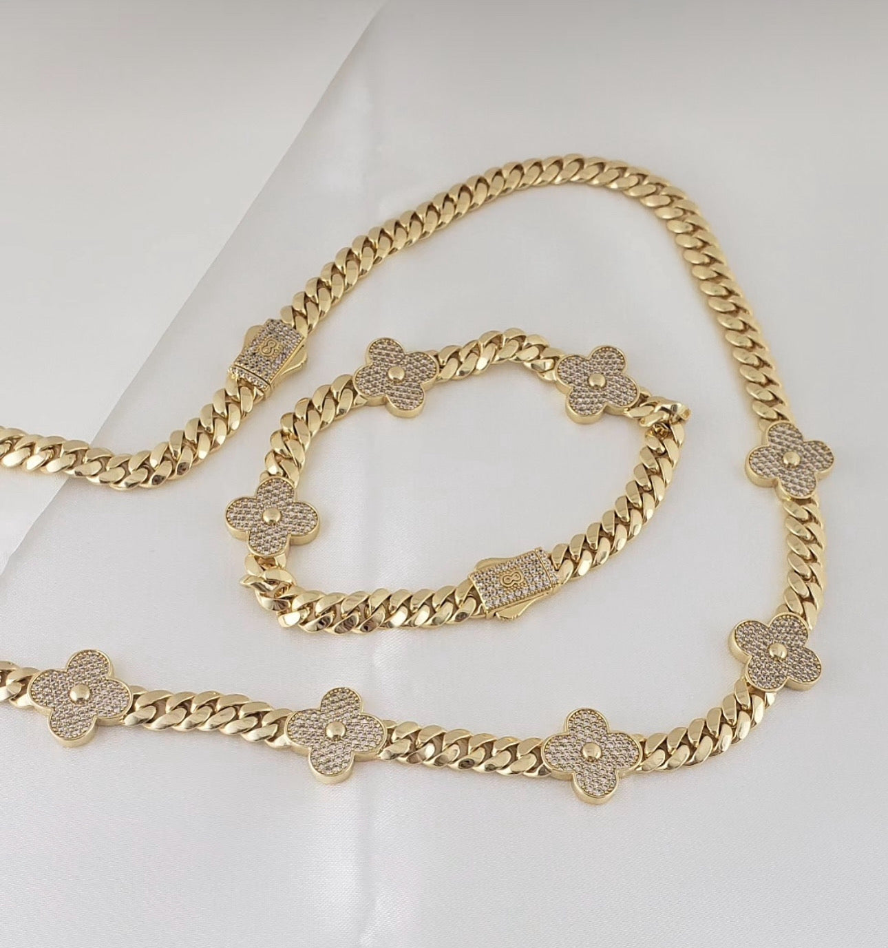 Set clover laminado 14k size 17 y pulsa 7